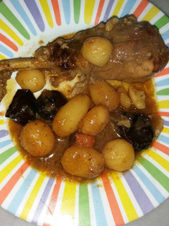 Una foto de Muslos de pavo rustido con ciruelas y patatas parisinas