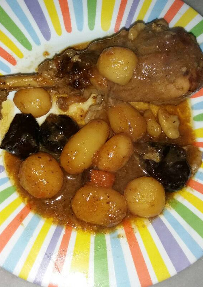 Una foto de Muslos de pavo rustido con ciruelas y patatas parisinas