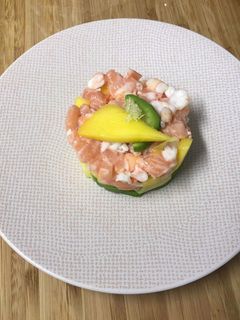 Une photo de Tartare saumon crevette avocat mangue