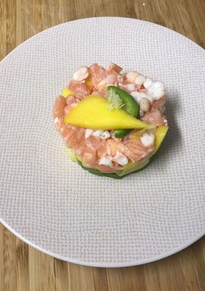 Une photo de Tartare saumon crevette avocat mangue