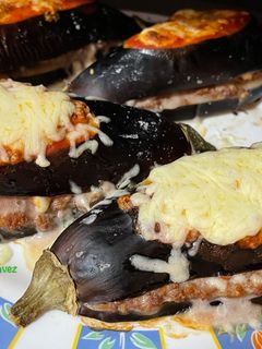 Una foto de Berenjenas rellenas de carne al horno