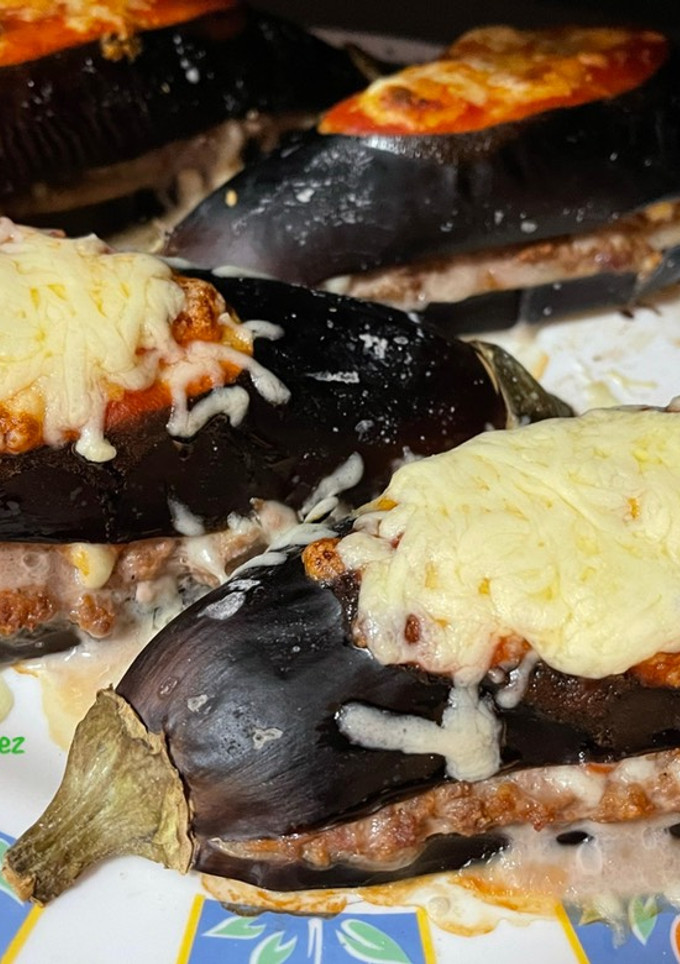 Una foto de Berenjenas rellenas de carne al horno