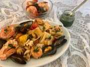 Una foto di pasta calamari paccheri