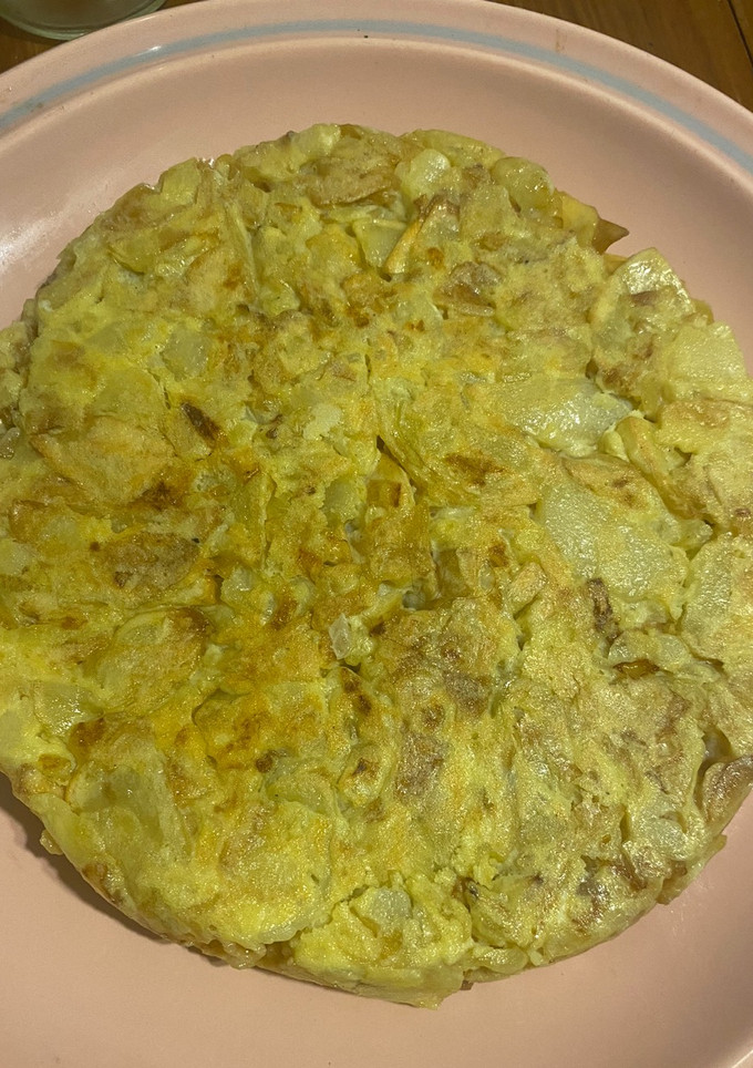 Una foto de Tortilla de papa y cebolla 🧅 🥔