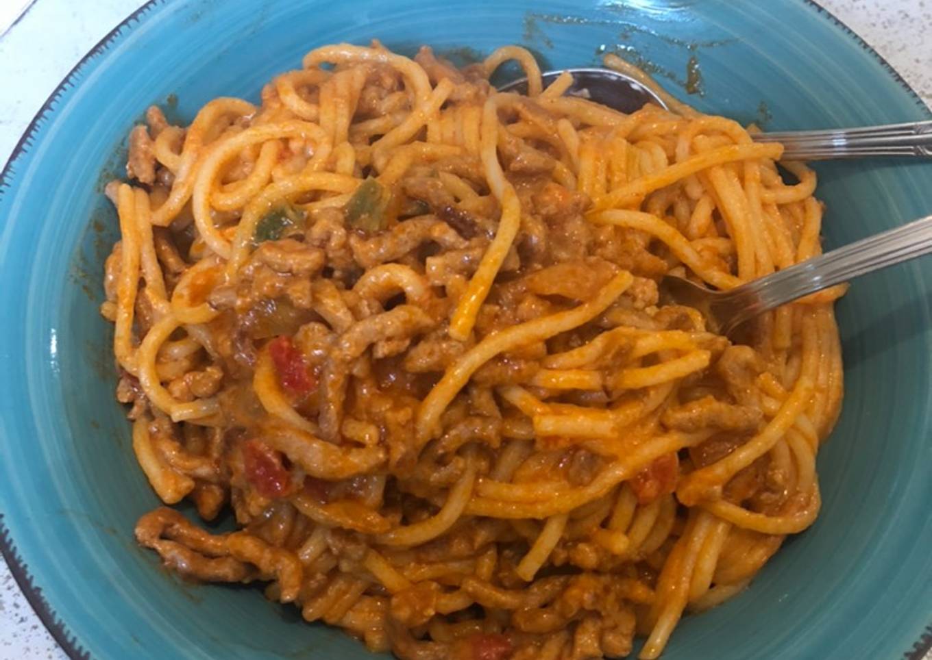 Pasta con carne picada cremosa