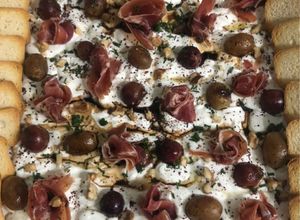 Una foto de Queso con uvas y jamón