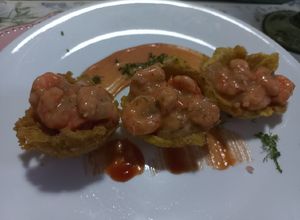Una foto de Canastas de plátano rellenas con ceviche de camarón