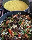 Pollo con verduras y algas al wok