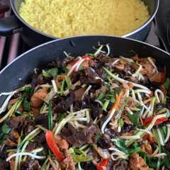 Una foto de Pollo con verduras y algas al wok