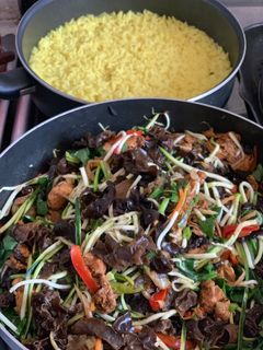Una foto de Pollo con verduras y algas al wok