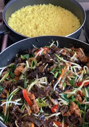 Una foto de Pollo con verduras y algas al wok