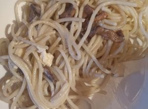 Una foto de Spaghetti a los dos quesos con champiñones 🍴