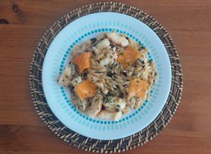 Una foto de Risoni (orzo) con gambas y salmón. Versión vegana