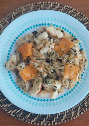 Una foto de Risoni (orzo) con gambas y salmón. Versión vegana