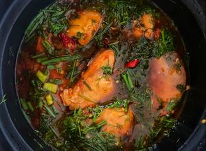 Hình của món Cá cờ kiếm sốt cà chua và thì là.