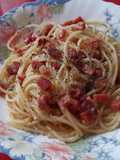 Espaguetis al ajillo con taquitos de jamón