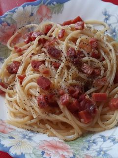 Una foto de Espaguetis al ajillo con taquitos de jamón
