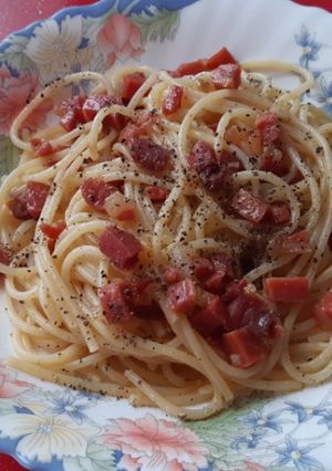 Una foto de Espaguetis al ajillo con taquitos de jamón