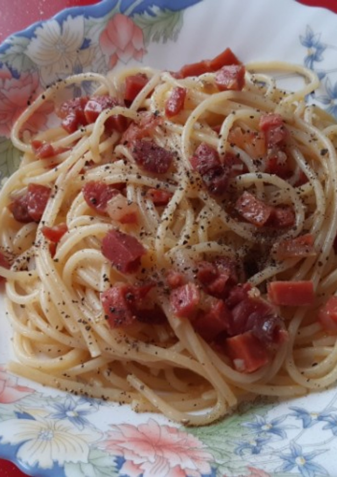 Una foto de Espaguetis al ajillo con taquitos de jamón