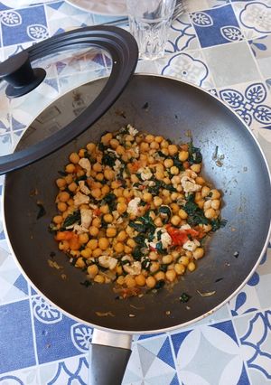 Foto de Salada Quente de Grão com Espinafres, Peru e Tomate