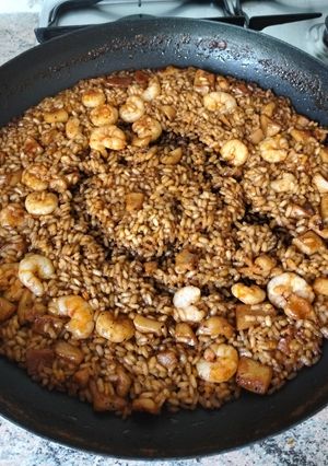 Una foto de Arroz a banda de sepia y gambas