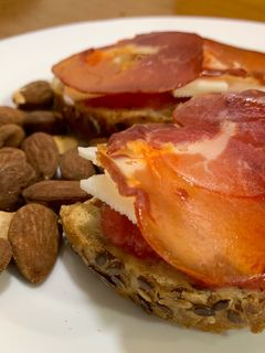 Una foto de Tostadas de un desayuno Mediterraneo: desayuno saludable 🔆