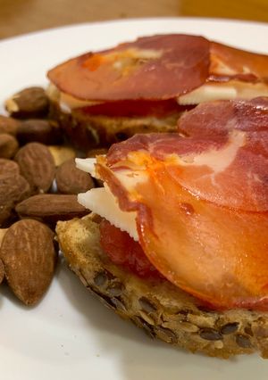 Foto principal de Tostadas de un desayuno Mediterraneo: desayuno saludable 🔆