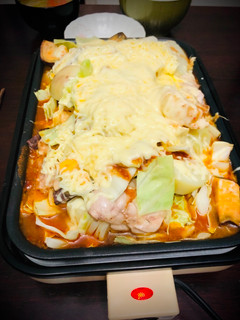 Una foto de Galbi de pollo con Queso a la placa de hierro Coreano 치즈 닭 갈비 Japonés CheeseDATSKALBI🇰🇷🇺🇾🇯🇵チーズダッカルビ