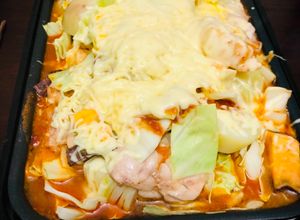 Una foto de Galbi de pollo con Queso a la placa de hierro Coreano 치즈 닭 갈비　Japonés CheeseDATSKALBI🇰🇷🇺🇾🇯🇵チーズダッカルビ