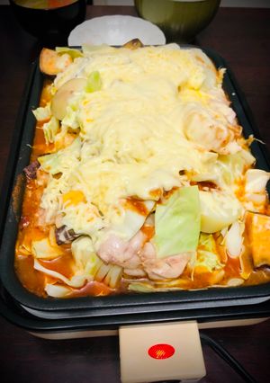 Una foto de Galbi de pollo con Queso a la placa de hierro Coreano 치즈 닭 갈비　Japonés CheeseDATSKALBI🇰🇷🇺🇾🇯🇵チーズダッカルビ