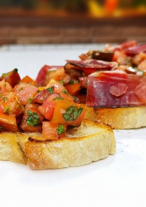 Una foto de Bruschetta: la magia en una tosta