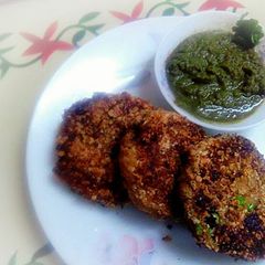 A picture of Oats and matar paneer cutlets.