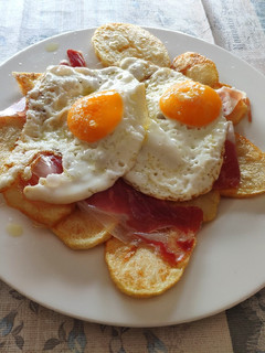 Una foto de Huevos estrellados con jamón ibérico