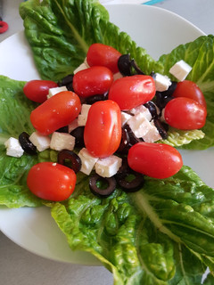 Una foto de Ensalada de tomates y feta