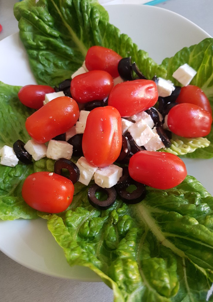 Una foto de Ensalada de tomates y feta