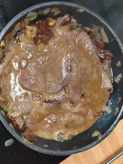 Una foto de Filetes de ternera en salsa de dátiles