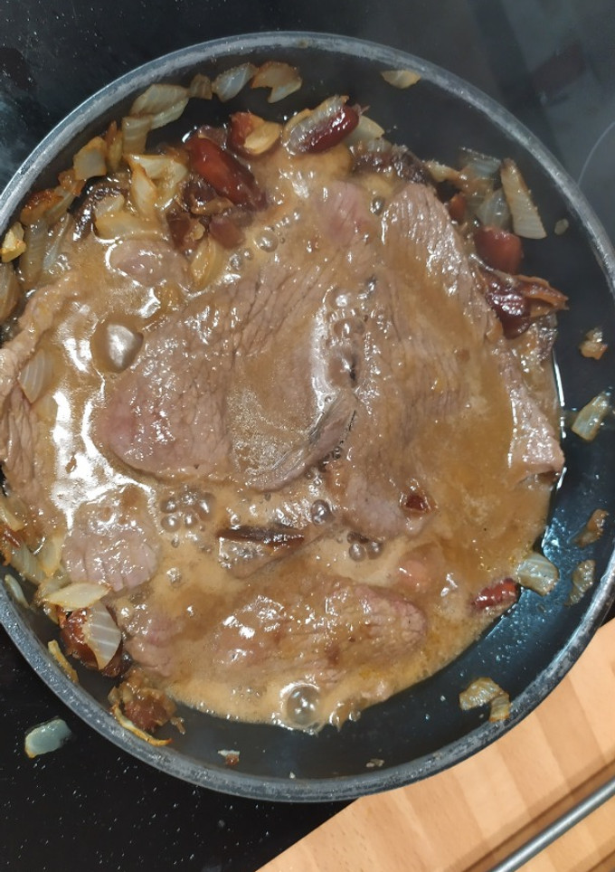 Una foto de Filetes de ternera en salsa de dátiles