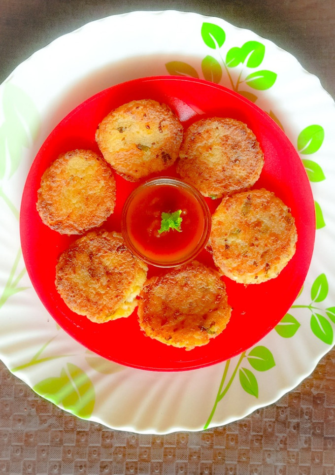आलू टिक्की (aloo tikki recipe in marathi) रेसिपी चे मुख्य फोटो 