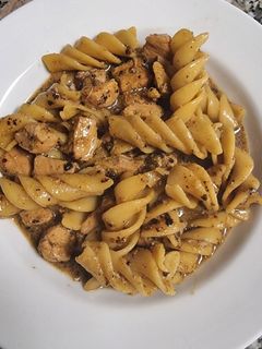 Una foto de Pasta con salsa cremosa y estofado