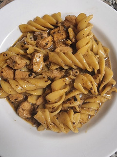 Una foto de Pasta con salsa cremosa y estofado
