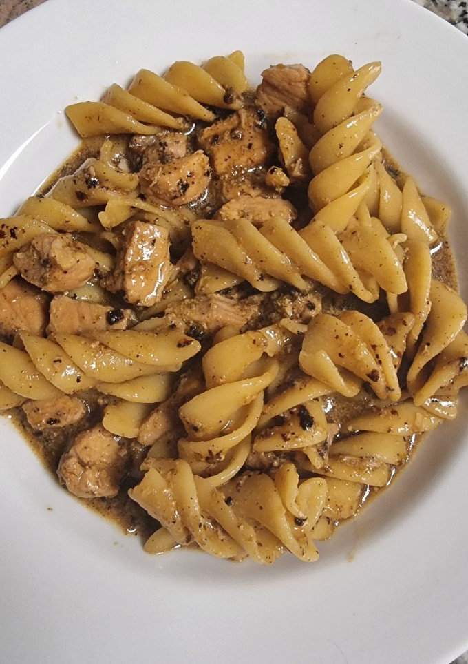 Una foto de Pasta con salsa cremosa y estofado