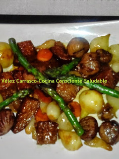 Una foto de Seitán con castañas y espárragos