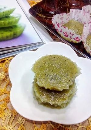 A picture of Honey Kiwi Pops.