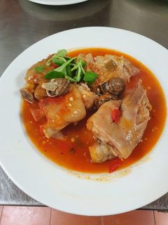 Una foto de Manitas de cerdo con caracoles