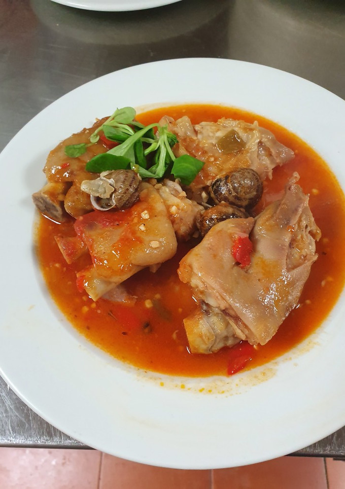 Una foto de Manitas de cerdo con caracoles