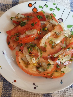 Una foto de Ensalada de tomate 🍅🍅