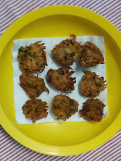 வெங்காய பக்கோடா /Onion Pakoda செய்முறை முக்கிய புகைப்படம்