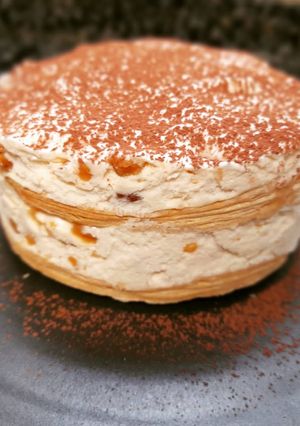 Una foto de Milhojas de hojaldre con mousse de turrón