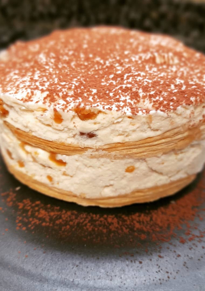 Una foto de Milhojas de hojaldre con mousse de turrón