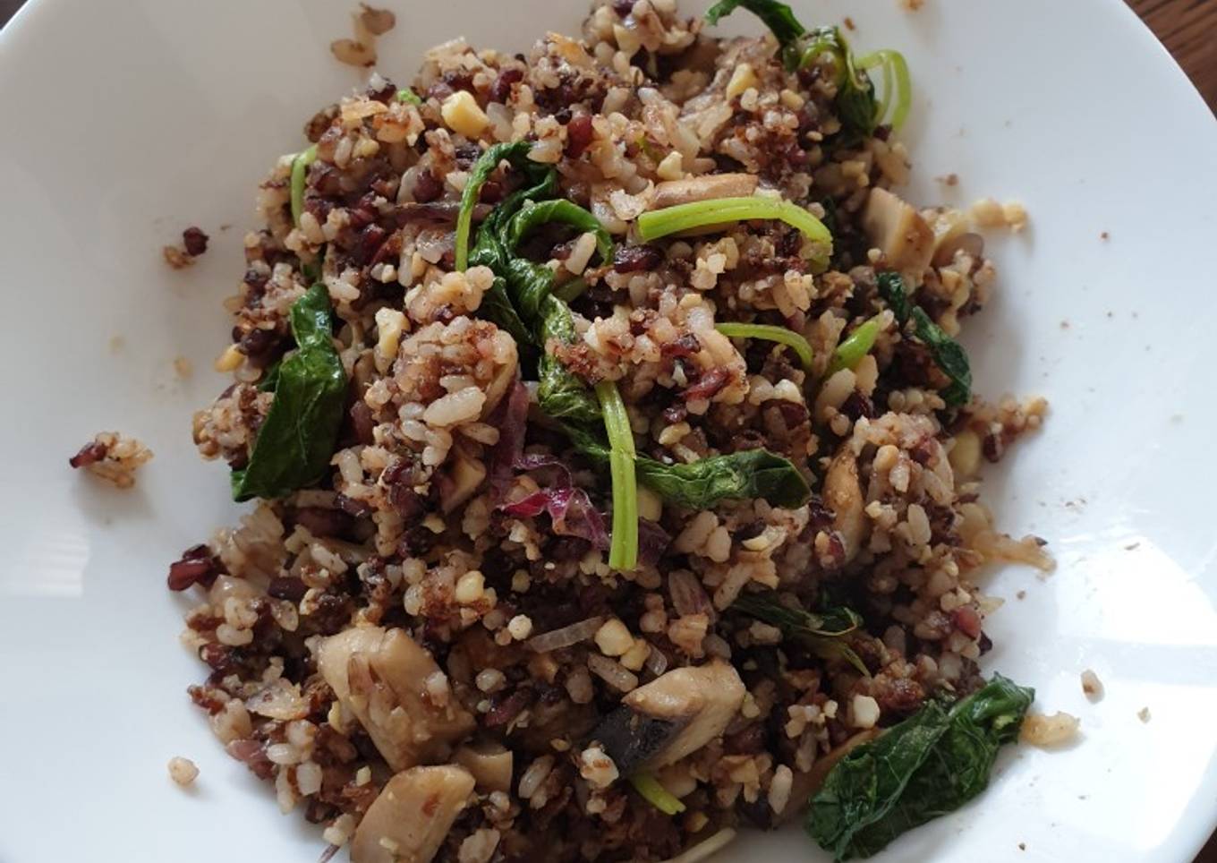 Nasi hitam goreng jamur vegetarian